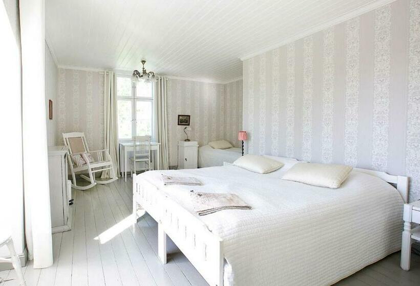 Family Room Shared Bathroom, Tammiston Bed&breakfast