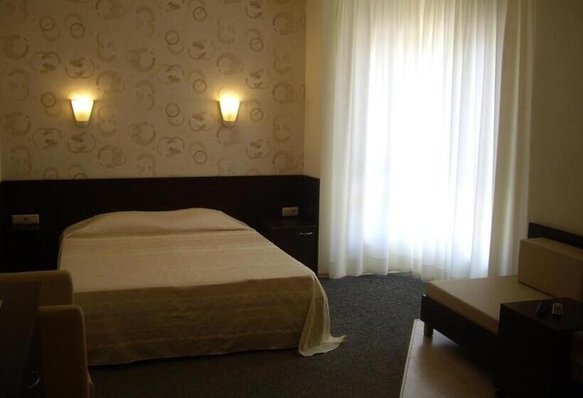 استودیوی استاندارد, Family Hotel Avramov