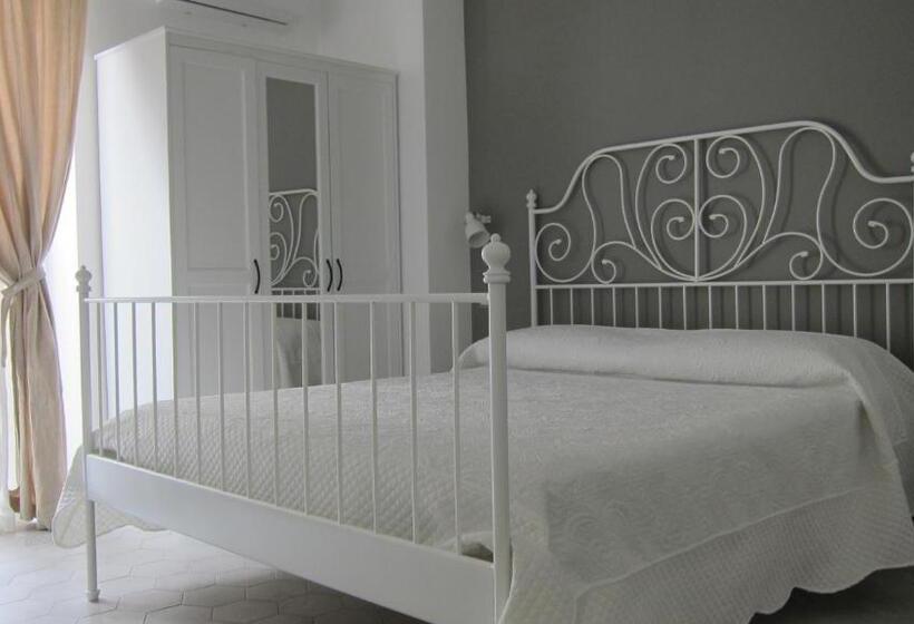标准间, Federico Secondo B&b