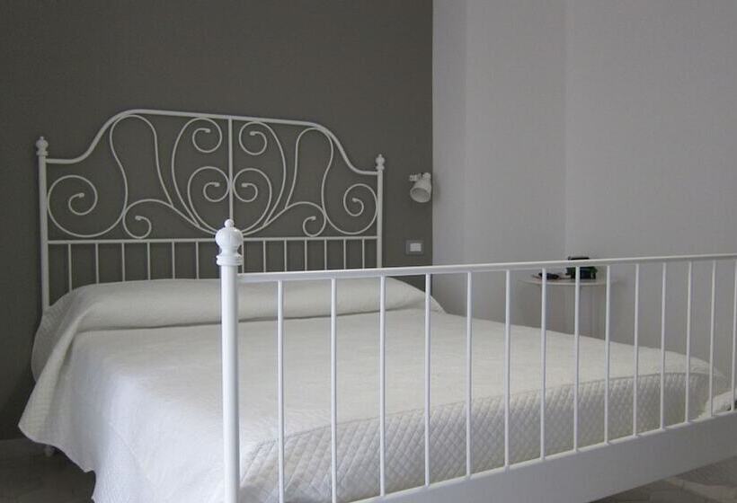 标准间, Federico Secondo B&b