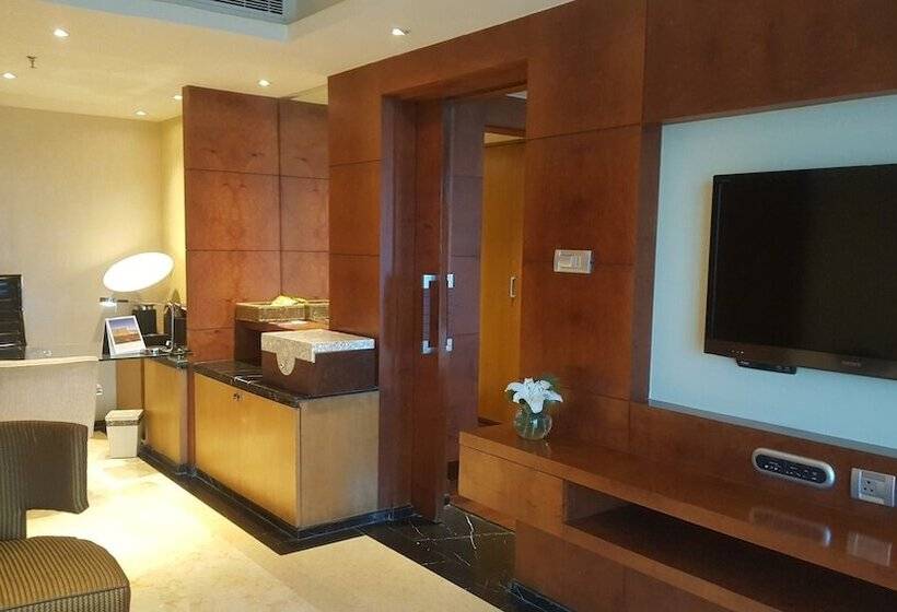 Deluxe Suite, Vivanta Hyderabad Begumpet