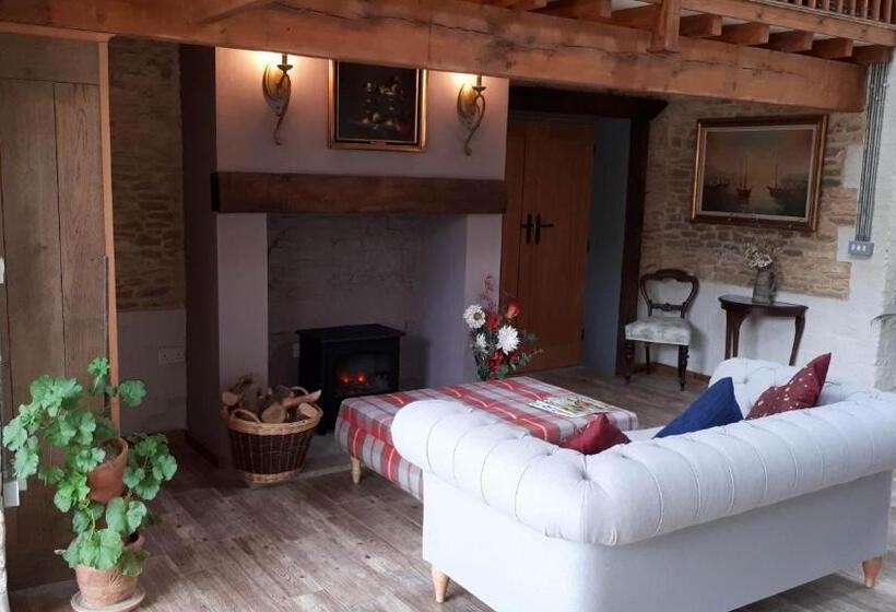 Номер Стандарт, The Byre North End Farm