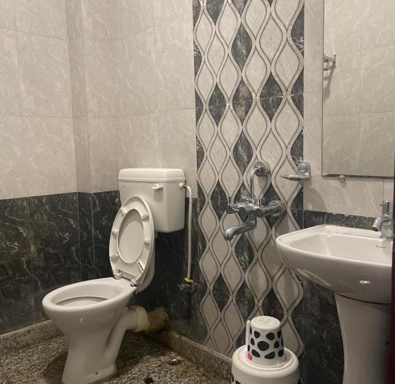 带阳台的三人标准间, Royal Embassy