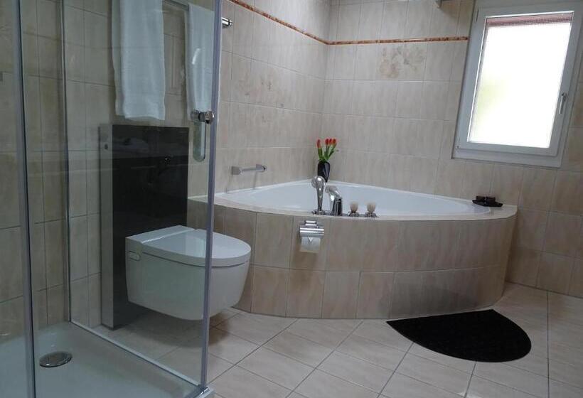 Standard room with outdoor bath, B & B Hartenfels 73
