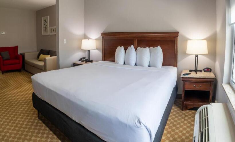 מיטת קינג בסוויטה, Country Inn & Suites By Radisson, Wilmington, Nc