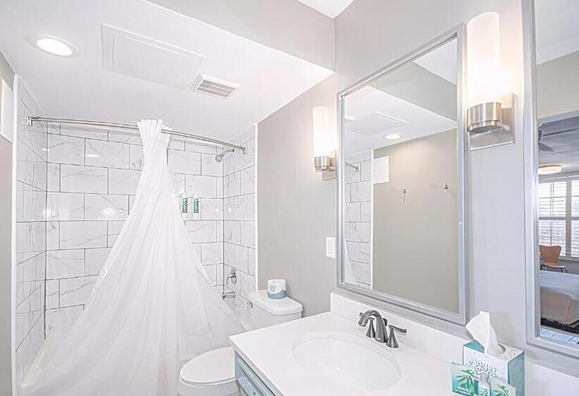 Номер Стандарт Кровать Кинг Адаптированный для Инвалидов, Seven Hills Suites