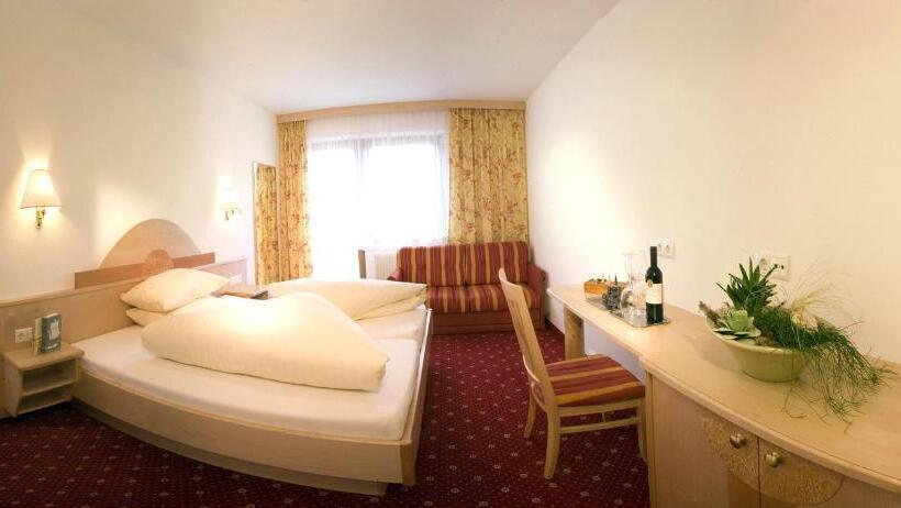 Трехместный Номер Стандарт с Балконом, Superior Hotel Persal