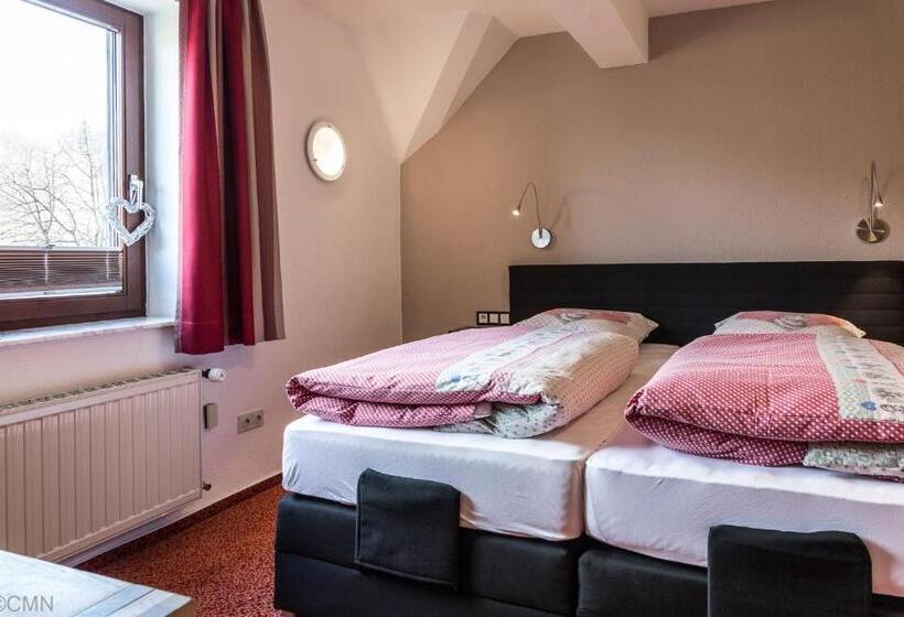 Семейный Номер Вид на Сад, Landhotel Baumwipfel
