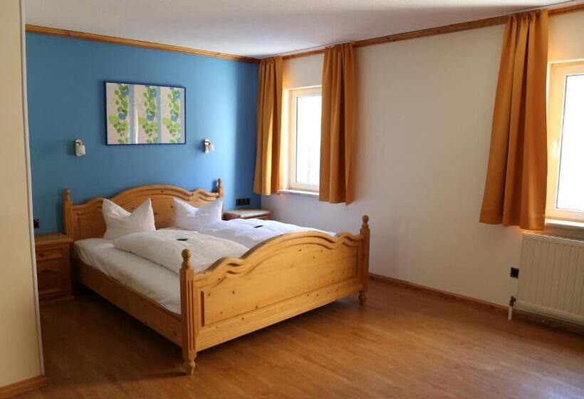 Четырехместный Номер Классик, Stadtcafé Hotel Garni