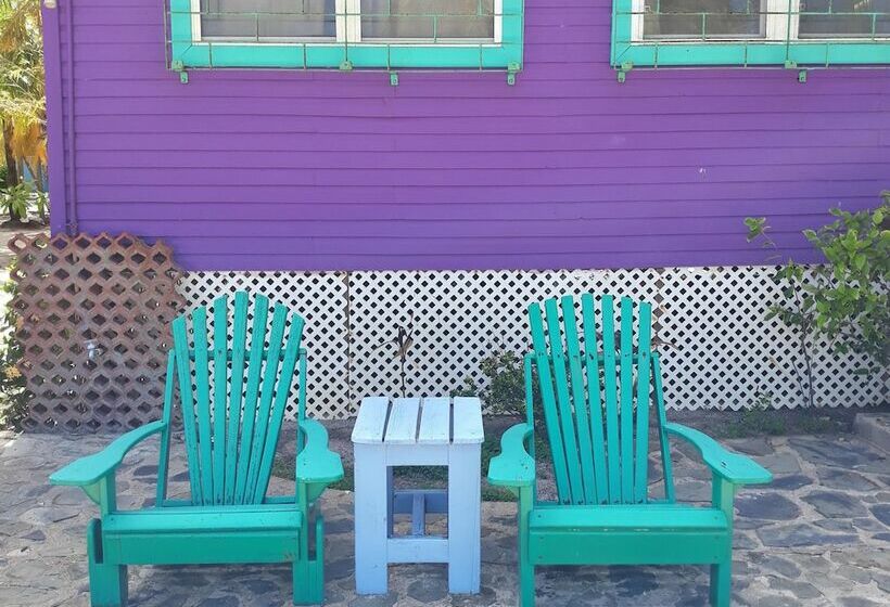 Хижина, Coco's Beachfront Cabanas