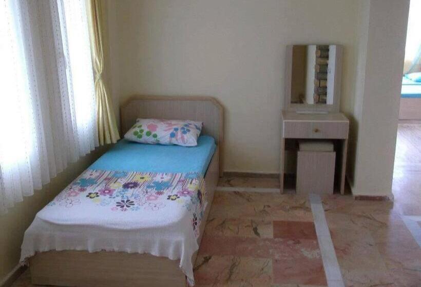 اتاق استاندارد چهار تخته با چشم‌انداز دریا, Yona Motel
