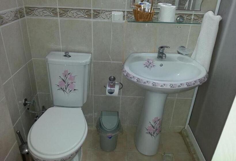 اتاق استاندارد چهار تخته با چشم‌انداز دریا, Yona Motel