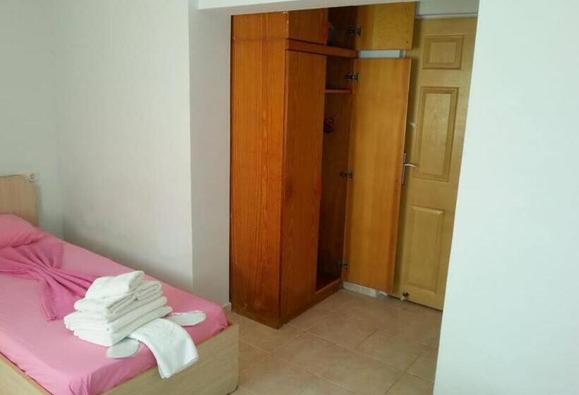 اتاق ساده سه‌ نفره, Yona Motel