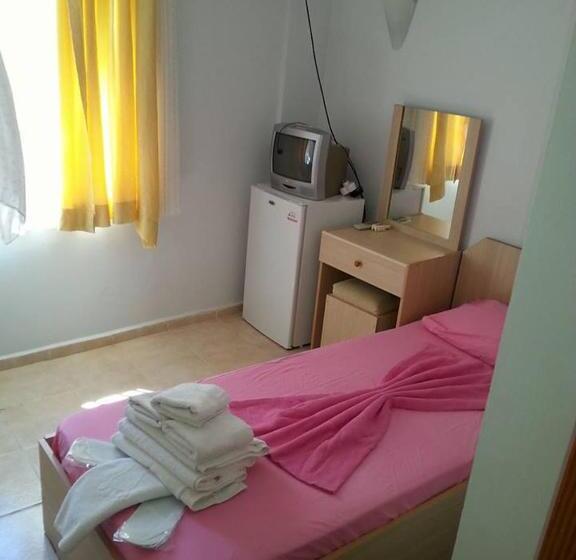 اتاق ساده سه‌ نفره, Yona Motel