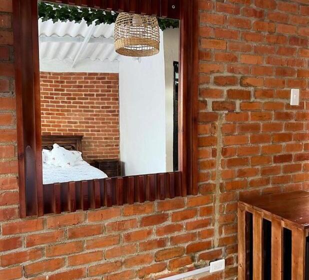 小室, Solarte Hostel