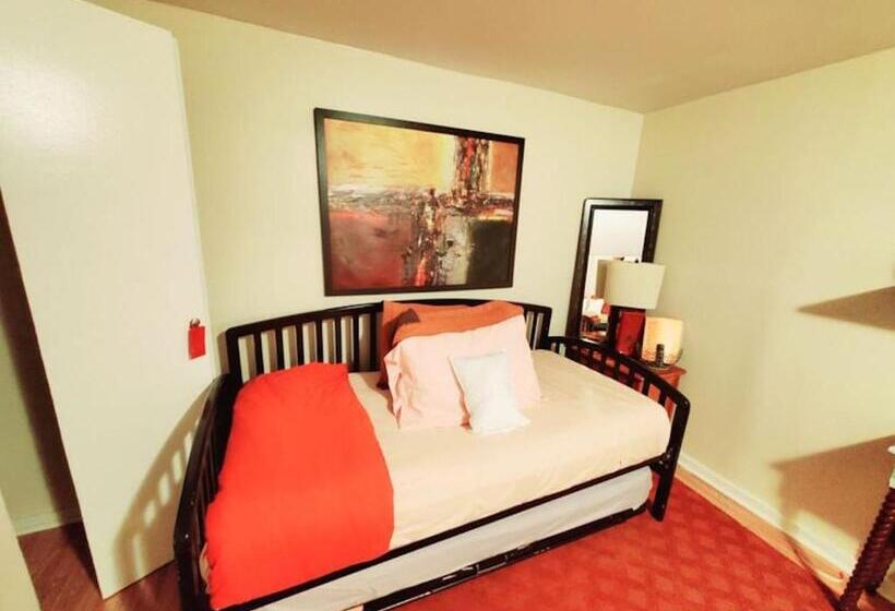 Номер Стандарт Трехместный, Room In Guest Room   Fall Room 3min From Yale, And Other Colleges