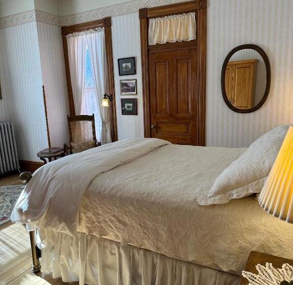 Номер Deluxe с Балконом, Gable House Bed And Breakfast Inn