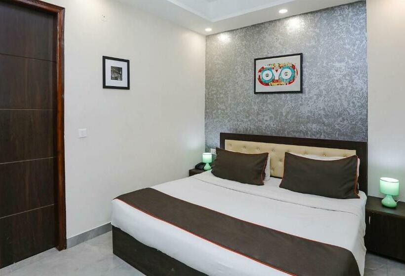 Трехместный Номер Классика, Collection O 93220 Hotel The Signature Inn