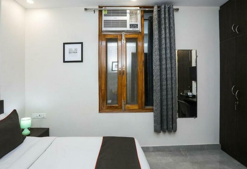 Трехместный Номер Классика, Collection O 93220 Hotel The Signature Inn