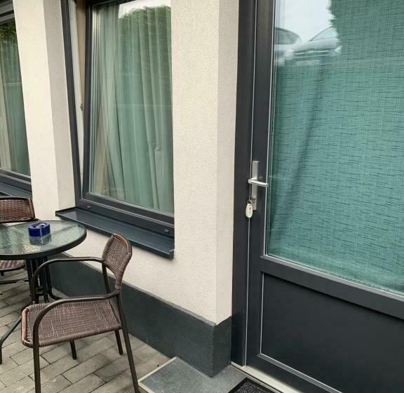 اتاق ساده سه‌ نفره, Nimród Hotel és ètterem