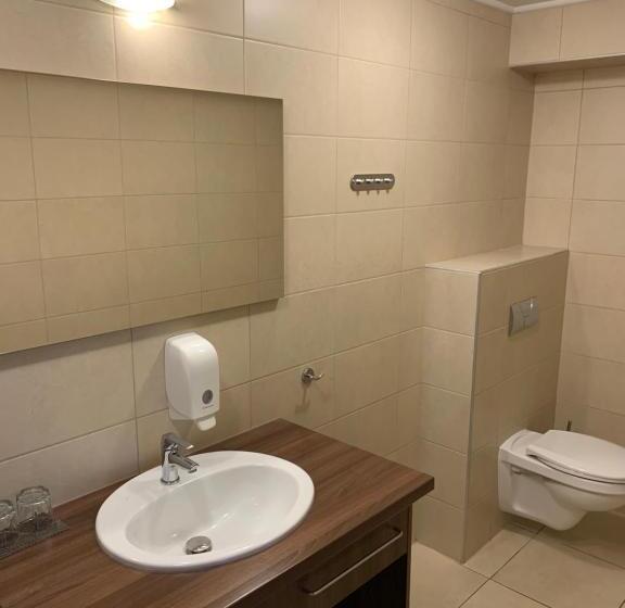 اتاق ساده سه‌ نفره, Nimród Hotel és ètterem