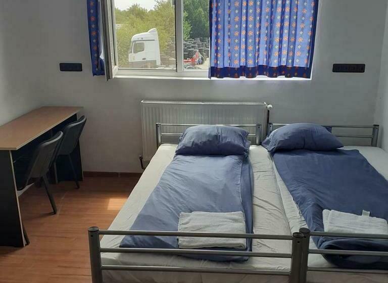 غرفة إقتصادية رباعية, Electric Hostel