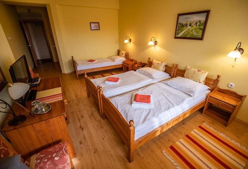 اتاق استاندارد سه نفره, Il Gallo Nero   Fekete Kakas étterem és Panzió