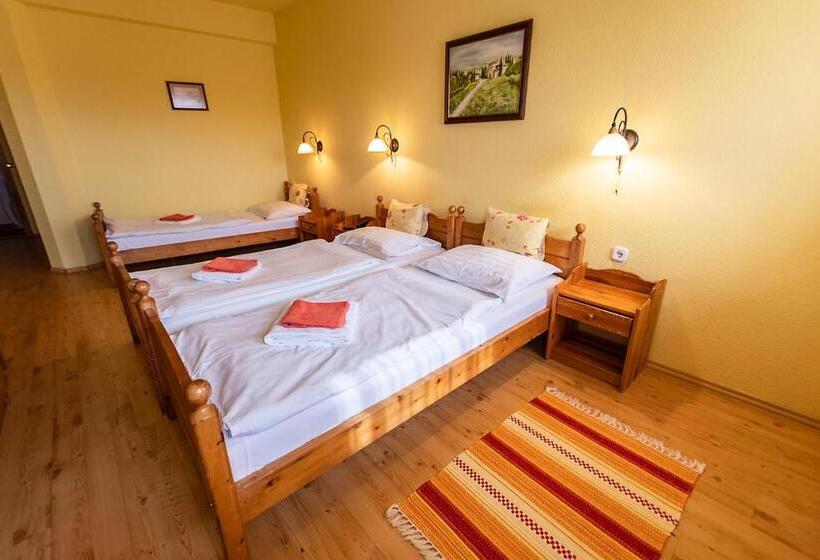 اتاق استاندارد سه نفره, Il Gallo Nero   Fekete Kakas étterem és Panzió