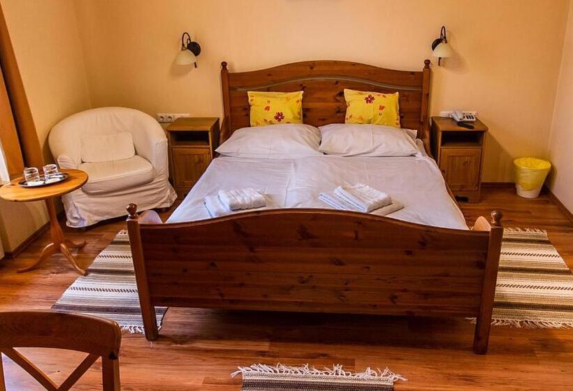 اتاق لوکس با تخت بزرگ, Il Gallo Nero   Fekete Kakas étterem és Panzió