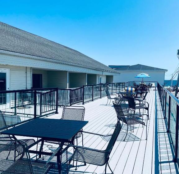 Студия Superior, Ships Inn