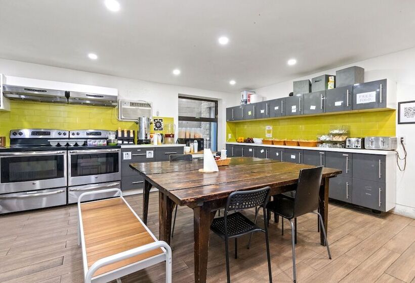 מיטה בחדר משותף, Samesun Toronto