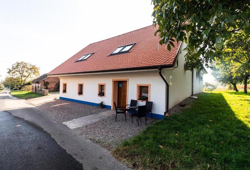 Люкс 2 Спальни, Vinařství Výmola