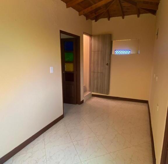 Номер Стандарт Вид на Бассейн, Hostal Hollywood Inn Ii