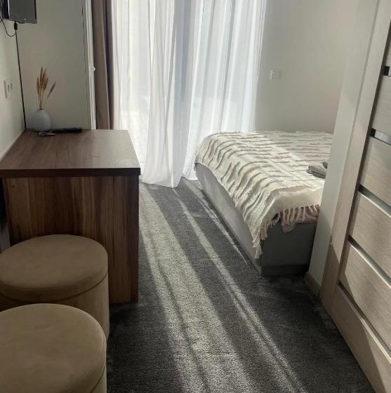 اتاق اکونومی, Izabelės Apartamentai
