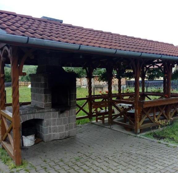 اتاق استاندارد سه نفره, Ibolya Imola