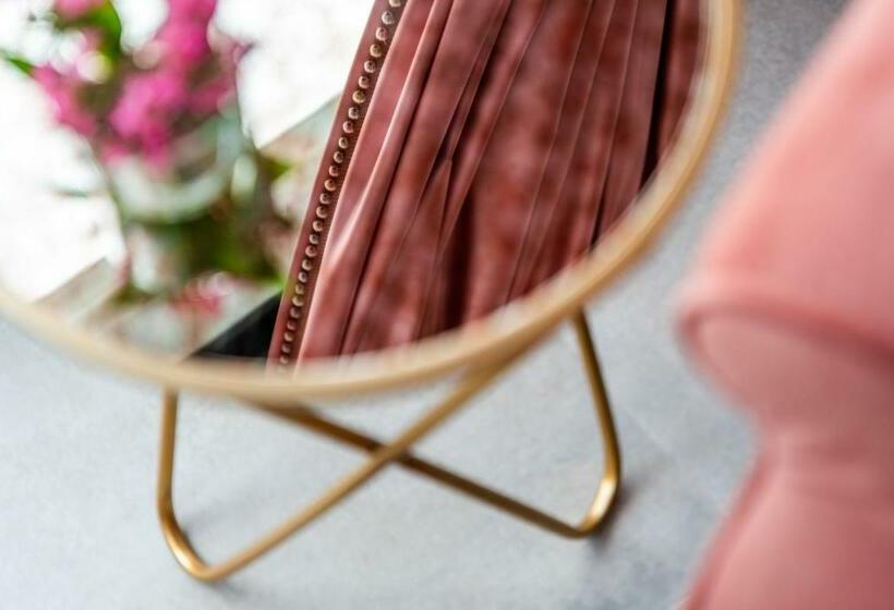 اتاق استاندارد با چشم‌انداز کوهستان, Olivia Boutique
