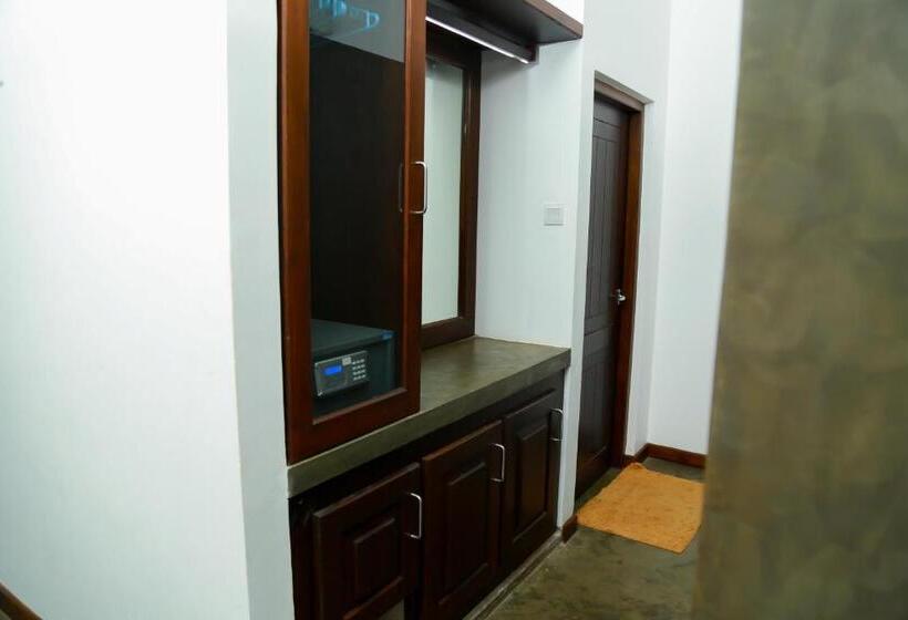 Трехместный Номер Стандарт Вид на Бассейн, Goyambokka Guesthouse