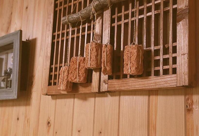 스탠다드 스튜디오, Hanok Story Guesthouse