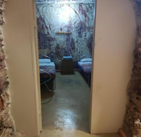 Номер Стандарт, Radeka Downunder Underground Motel