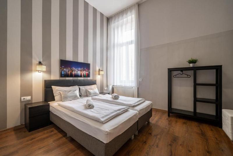 Номер Стандарт, Full Moon Budapest