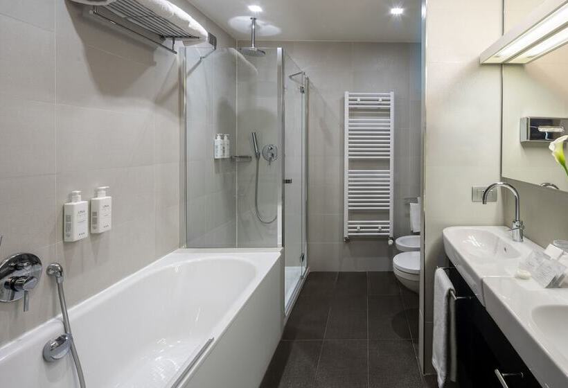 جناح جونيور, Unahotels San Vitale Bologna