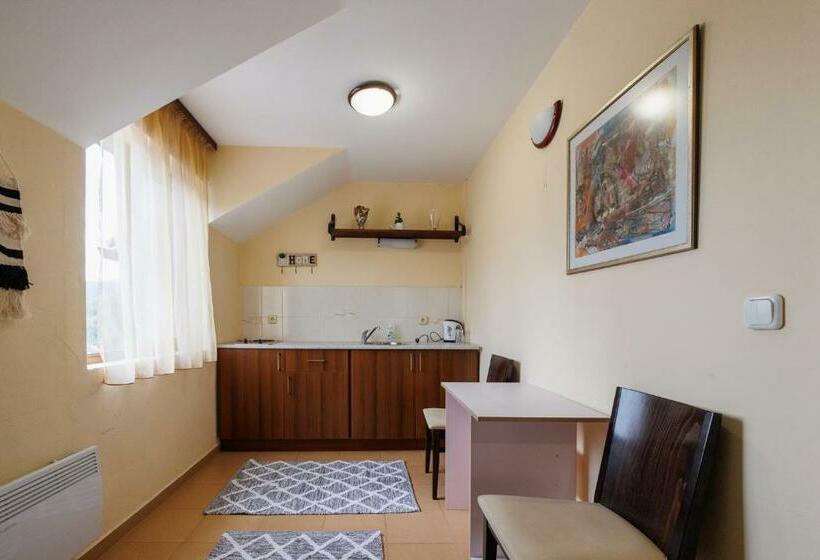 Family Suite, конна база и къща за гости дворене