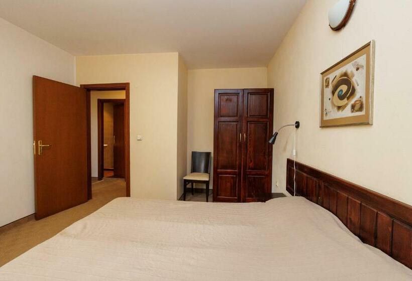 Family Suite, конна база и къща за гости дворене