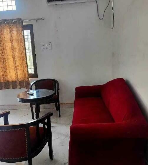 Трехместный Номер Классика, Oyo 70136 Vrinda Inn