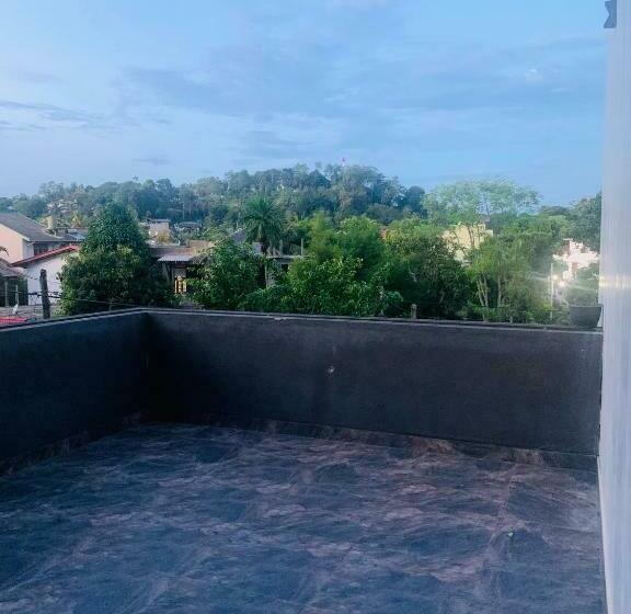 اتاق لوکس با بالکن, Jungle City Hostel