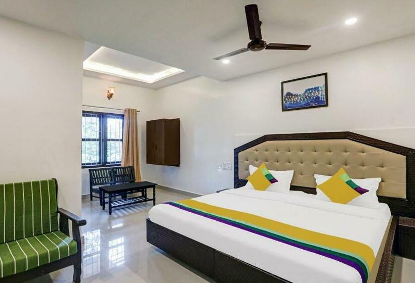 Номер Стандарт, Itsy Hotels Regalia Grand, 500 Mtrs From Madikeri Fort