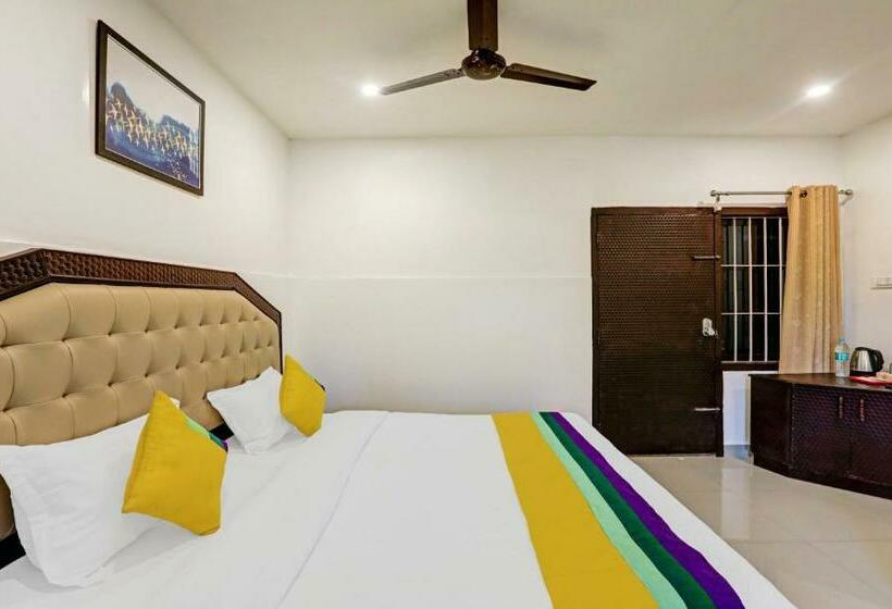 Номер Стандарт, Itsy Hotels Regalia Grand, 500 Mtrs From Madikeri Fort