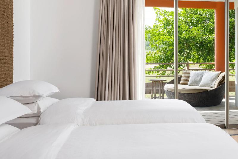 غرفة قياسية مزودة بشرفة مطلة على الحديقة, Sheraton New Caledonia Deva Spa & Golf Resort