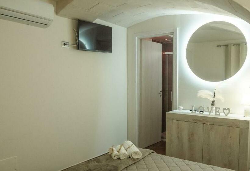 Номер Стандарт, Little House