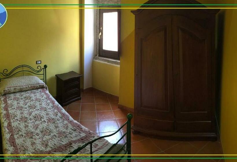标准单人间, Borgo San Lorenzello
